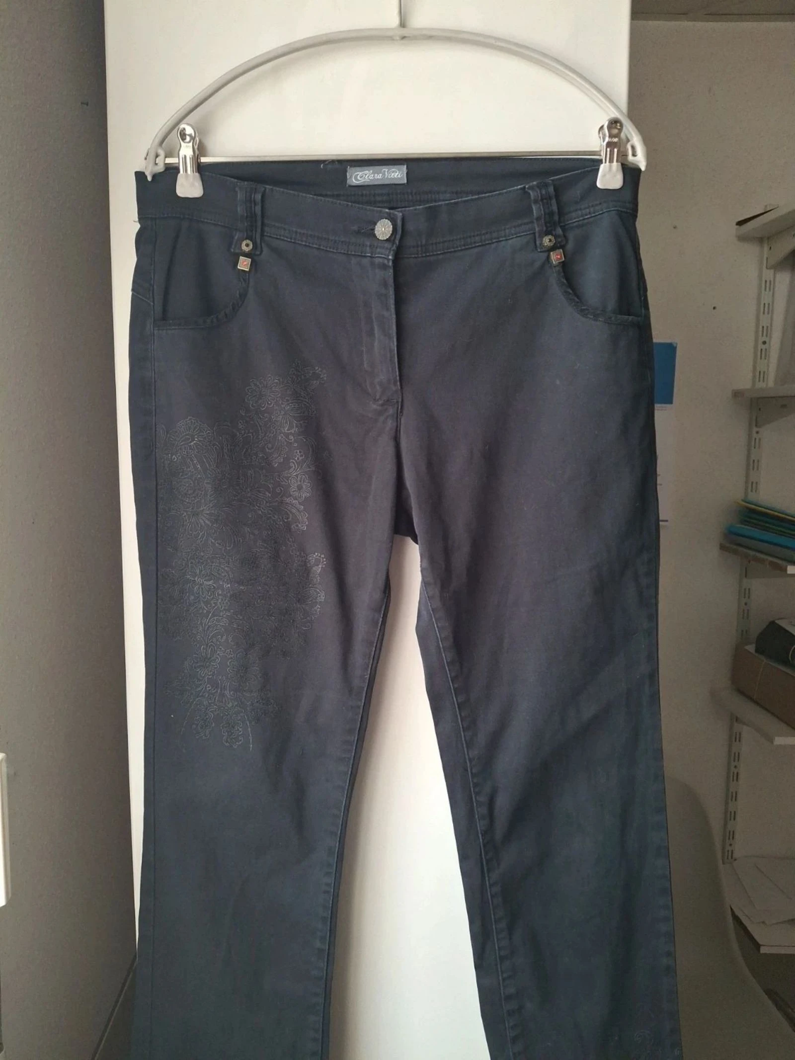 Jeans preto com bordados